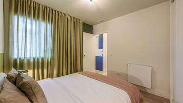 Tabla de planchar con plancha, wifi gratis, ropa de cama