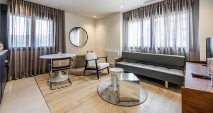 Modern apartment near the Royal Palace 08