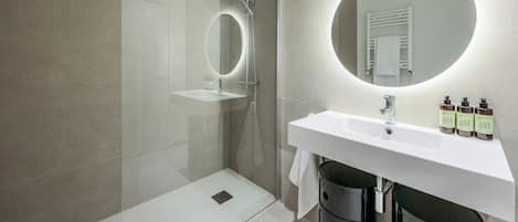 Douche, séchoir à cheveux, serviettes fournies