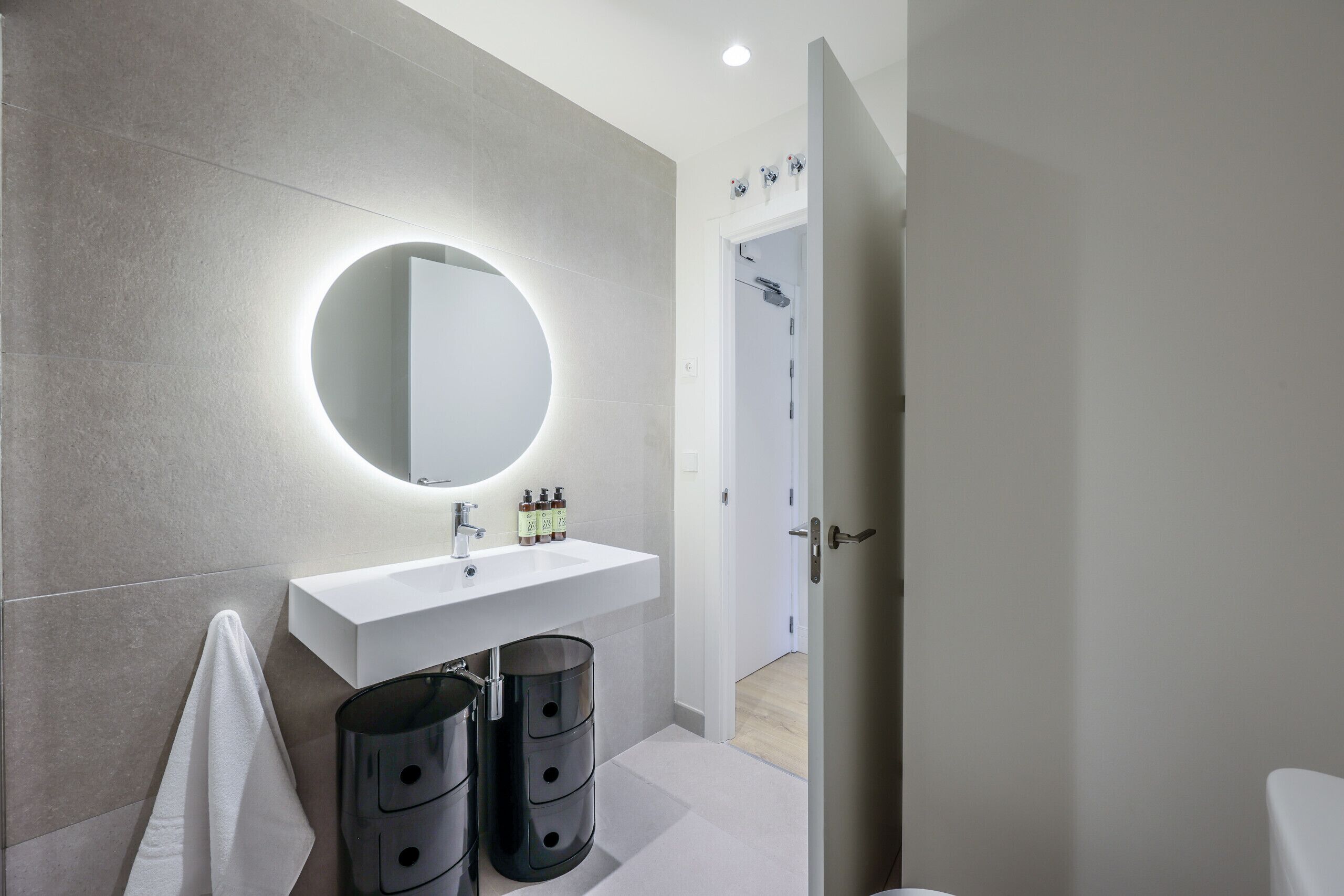 Een douche, een haardroger, handdoeken