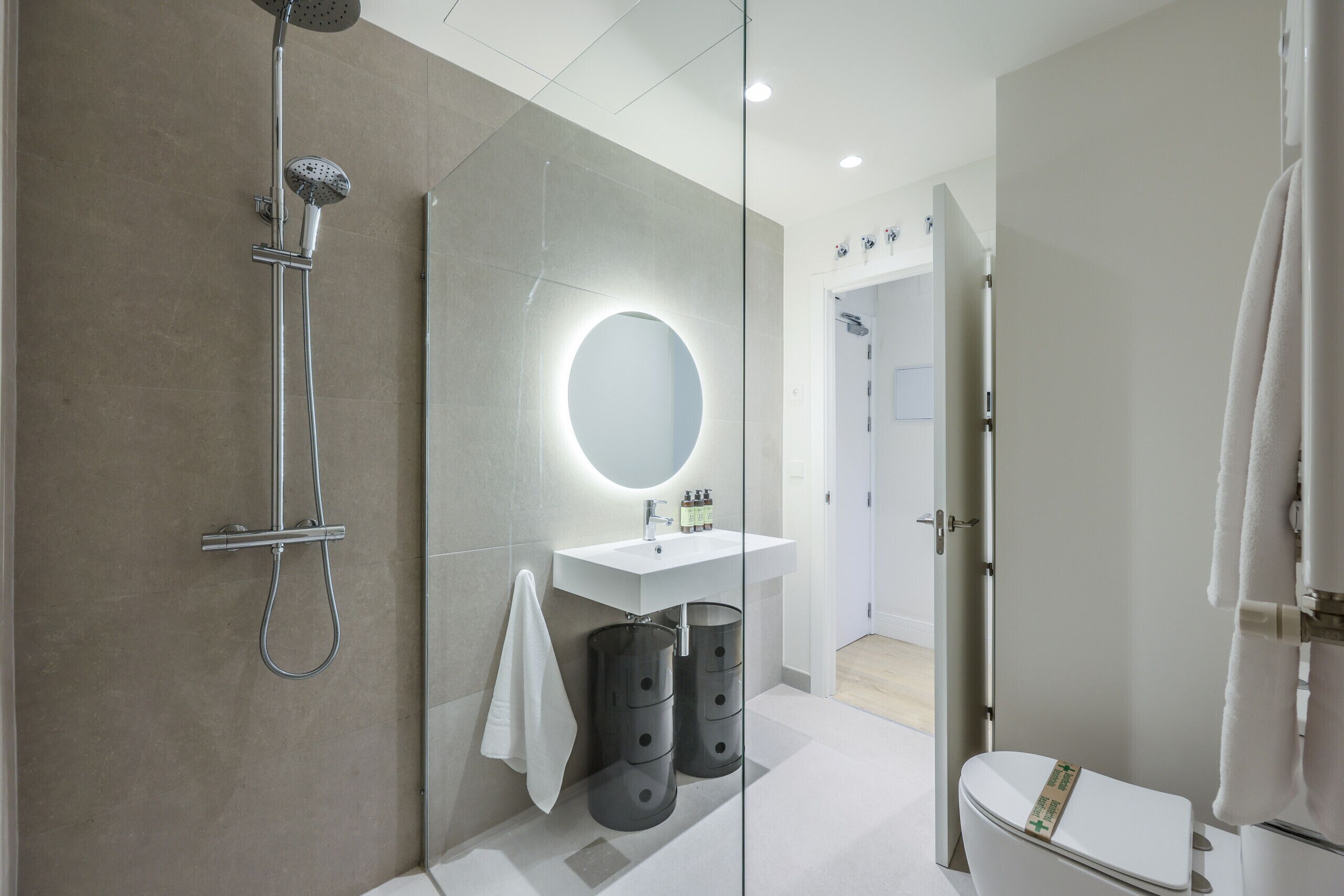 Chuveiro, secador de cabelo, toalhas de banho 