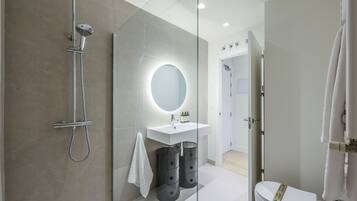 Chuveiro, secador de cabelo, toalhas de banho