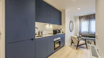 Frigorífico, microondas, horno y lavavajillas