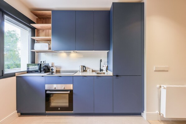 Frigorifero, microonde, forno, piano cottura