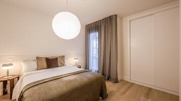 Tabla de planchar con plancha, wifi gratis, ropa de cama