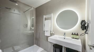 Een douche, een haardroger, handdoeken