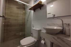Basic Chalet | Bathroom | Shower, rainfall showerhead, towels