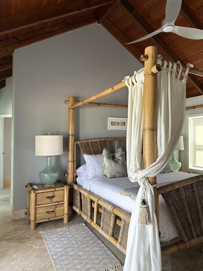 3 habitaciones, tabla de planchar con plancha y cuna de viaje 