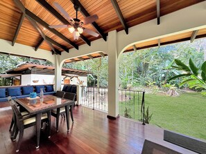 屋外ダイニングエリア