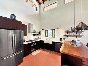 冷蔵庫、電子レンジ、オーブン、コンロ