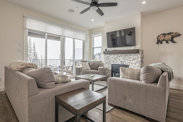 Smart TV, fireplace, stereo