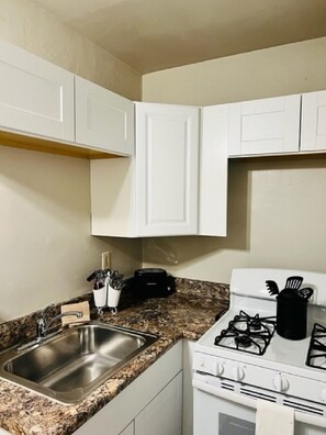 Private kitchen - Corporate Rental Apartment In Northwest Indiana (Lake Station)