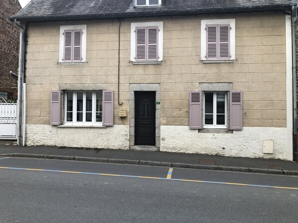 Exterior - Town house, courtyard, garden, 15 minutes from the sea (Cérences)