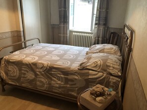 3 bedrooms, iron/ironing board, travel crib, bed sheets - Town house, courtyard, garden, 15 minutes from the sea (Cérences)