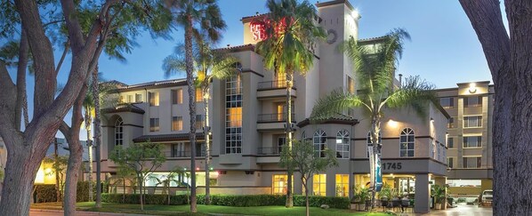 Exterior - Luxury Suites in Anaheim. Walk to Disneyland, GardenWalk shopping and dining. (Anaheim)