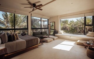 Master Suite Rooftop Pool | Luxe beddengoed, een minibar, een kluis op de kamer