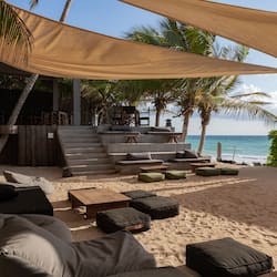 Quầy bar trên bãi biển