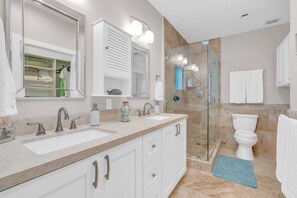 Shower, hair dryer, towels, soap - Coastal house in the Florida Keys with pool in a private area.  (Key Largo)