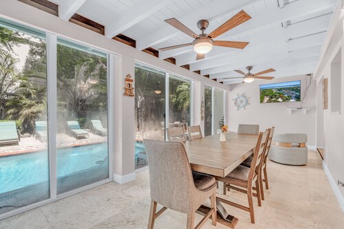 Coastal house in the Florida Keys with pool in a private area. 