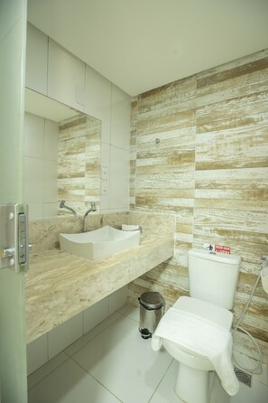 Standard Suite | Bathroom | Shower, hair dryer, towels - Pousada Manhã Dourada (Cairu)