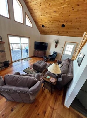 Smart TV, chimenea, videojuegos y reproductor de DVD