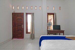 Economy Double Room | Free WiFi, bed sheets - SPOT ON 92498 Fanni Homestay (Pekanbaru)