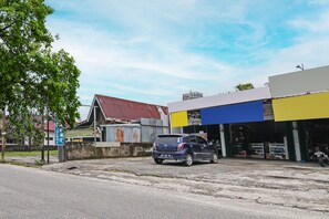 Front of property - SPOT ON 92498 Fanni Homestay (Pekanbaru)