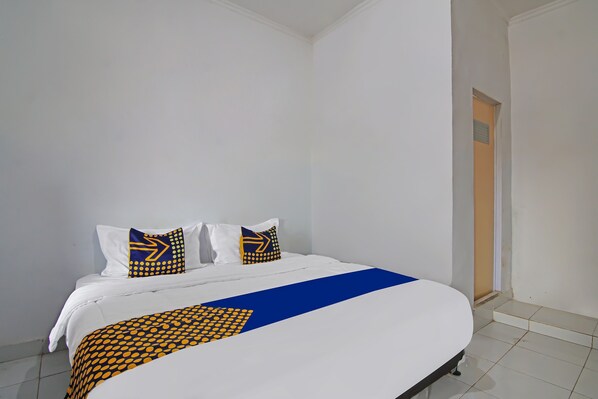 Economy Double Room | Free WiFi, bed sheets - SPOT ON 92498 Fanni Homestay (Pekanbaru)