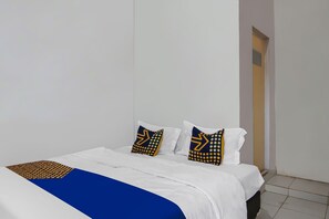 Economy Double Room | Free WiFi, bed sheets - SPOT ON 92498 Fanni Homestay (Pekanbaru)