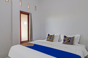 Economy Double Room | Free WiFi, bed sheets - SPOT ON 92498 Fanni Homestay (Pekanbaru)
