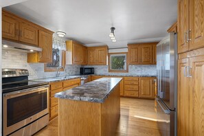 Fridge, microwave, oven, stovetop - Walk to Lambeau!! Cozy 3 Bed ranch with fenced yard - Pet Friendly! (Green Bay)