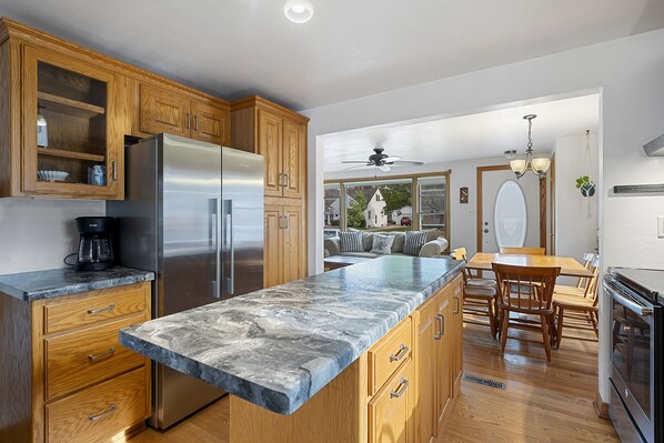 Interior - Walk to Lambeau!! Cozy 3 Bed ranch with fenced yard - Pet Friendly! (Green Bay)