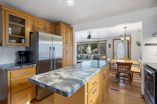 Walk to Lambeau!! Cozy 3 Bed ranch with fenced yard - Pet Friendly!