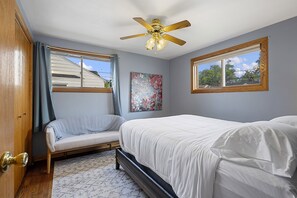 3 bedrooms, desk, free WiFi, bed sheets - Walk to Lambeau!! Cozy 3 Bed ranch with fenced yard - Pet Friendly! (Green Bay)