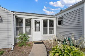 Exterior detail - Walk to Lambeau!! Cozy 3 Bed ranch with fenced yard - Pet Friendly! (Green Bay)