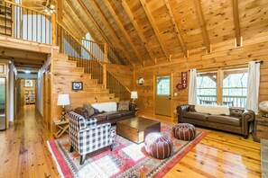 TV connectée, cheminée, table de tennis de table, livres