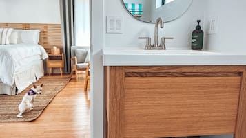 Shower, pengering rambut, jubah mandi, dan handuk