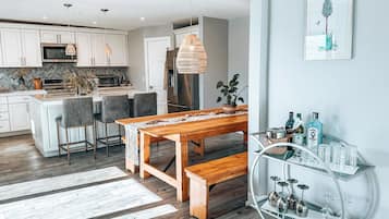 Rumah | Area keluarga | Smart TV 43-inci dengan saluran TV digital, perapian, dan Netflix