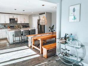 Casa | Área de sala de estar | Smart TV de 43 pulgadas con canales digitales, chimenea y Netflix