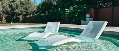 Outdoor pool, pool umbrellas, sun loungers