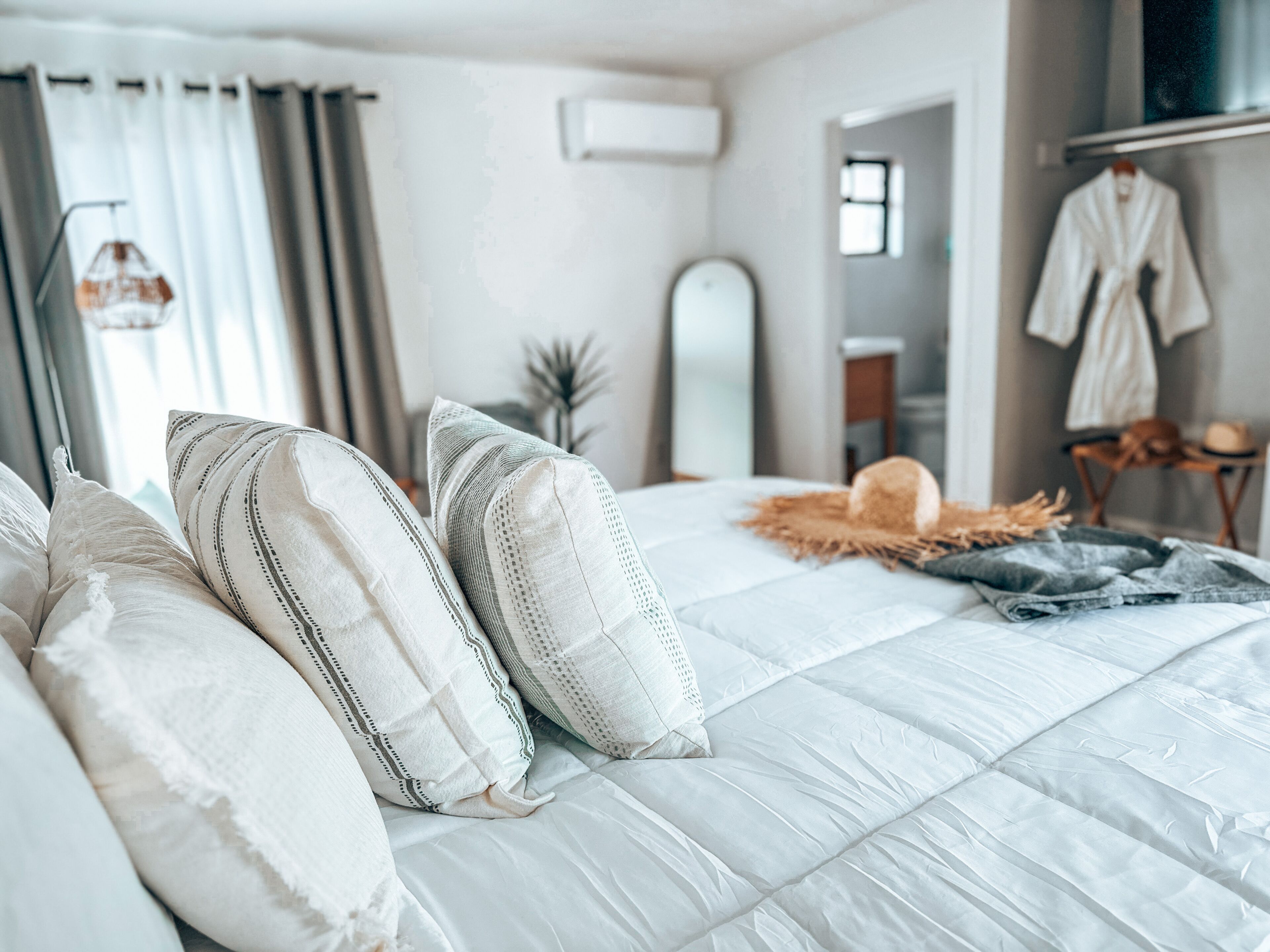 أغطية فراش متميزة ومساحة عمل للكمبيوتر المحمول وستائر تعتيم