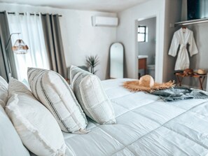 Ropa de cama de alta calidad y espacio para trabajar con laptop