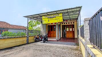 Vista frontal de la propiedad