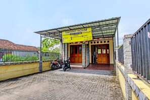 Front of property - Hotel O Timoti Guest House (Yogyakarta)