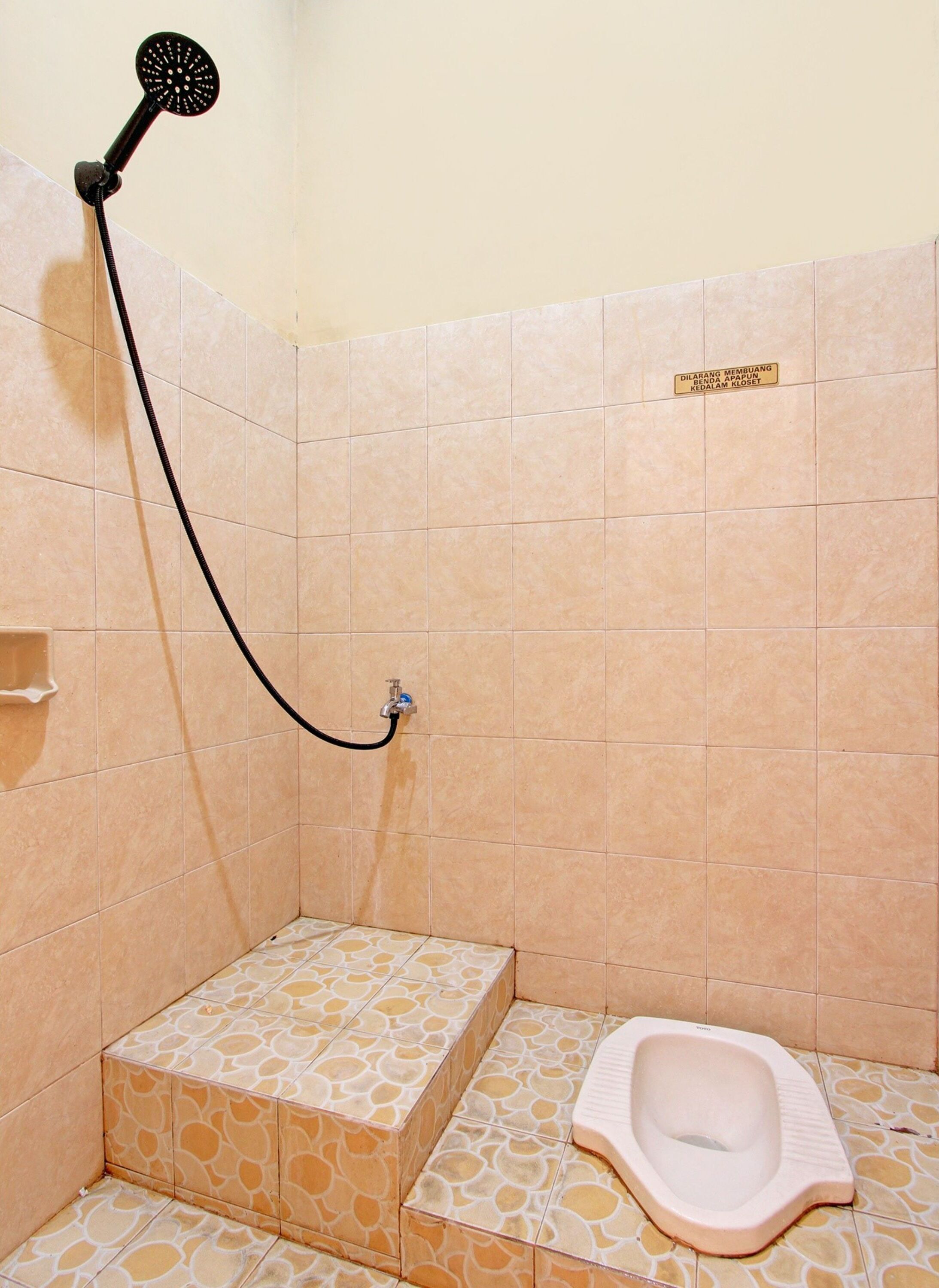 Un baño pequeño con ducha, inodoro y lavabo.