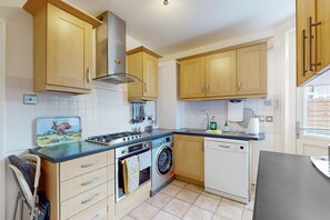 Fridge, microwave, oven, stovetop - Spacious 2BD apartment Cricklewood (London)