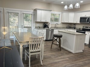 Fridge, microwave, oven, stovetop - A Fantastic View Sylva- WCU - Cherokee - Dillsboro-Pet Friendly (Sylva)