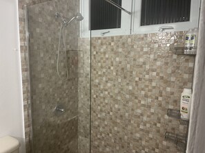 Shower, hair dryer, towels, soap - Family-Friendly Oasis in Gated Community, Fast Wi-Fi, Pickleball, Free Parking! (bayamon)
