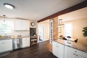 Kylskåp, mikrovågsugn, ugn och spishäll