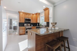 Fridge, microwave, oven, stovetop - Riverside Court - Recenelty Uprgaded Pool Home by Gulfcoast Holiday Homes (Bradenton)